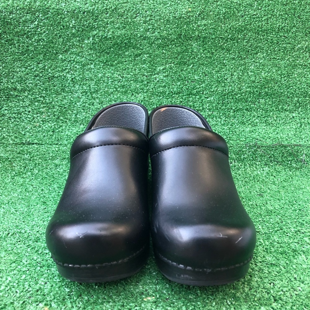 Dansko Womens  Clogs Size 39 Closed Heel